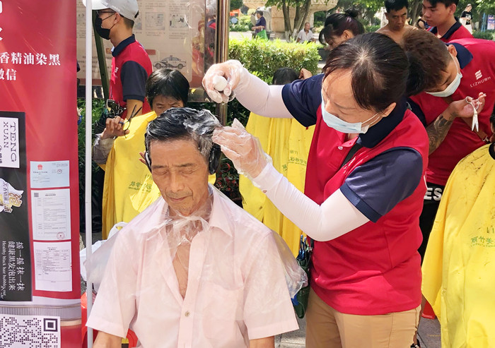 “白染黑”受歡迎，南寧美發(fā)學(xué)校公益進社區(qū)