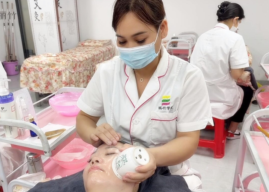 南寧學(xué)美甲學(xué)費(fèi)便宜：面部桃花灸操