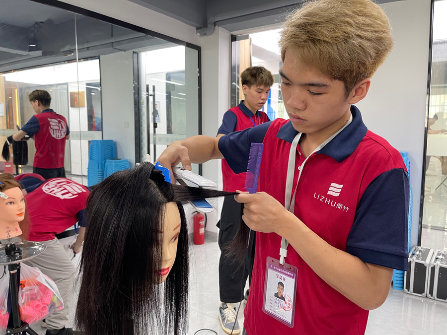 直板夾的工作原理，南寧美發(fā)職業(yè)培訓(xùn)學(xué)校課程講解