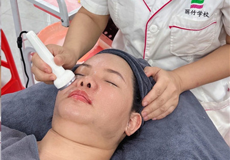 ?南寧皮膚管理培訓(xùn)學(xué)員實(shí)操練習(xí)實(shí)況