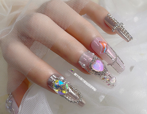 堆鉆美甲作品，廣西培訓(xùn)美甲造型