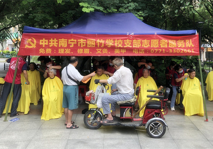 ?小區(qū)免費理發(fā)公益活動，廣西美發(fā)職業(yè)技術(shù)學(xué)校在進行