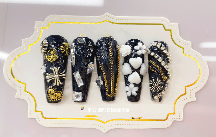 飾品堆鉆美甲，廣西美甲專業(yè)教學(xué)學(xué)員作品
