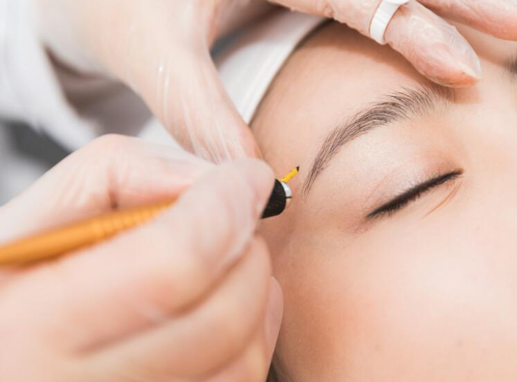 南寧紋繡學(xué)校：在紋眉補(bǔ)色時(shí)，你要注意這些