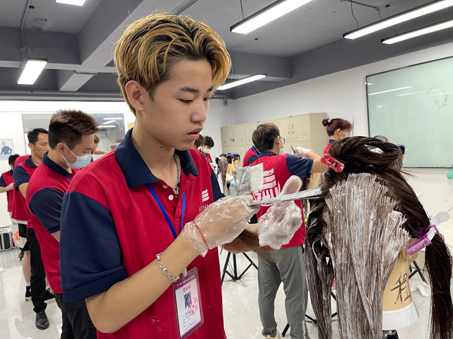 染發(fā)后怎么洗頭？南寧染發(fā)學(xué)校告訴你方法