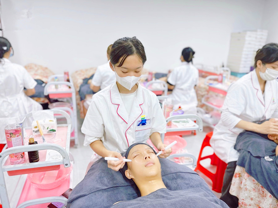 秋季面部撥筋的好處，廣西美容護膚培訓