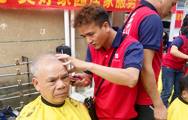 廣西美發(fā)職業(yè)學(xué)?！皩W(xué)雷鋒”活動(dòng)走進(jìn)南棉社區(qū)