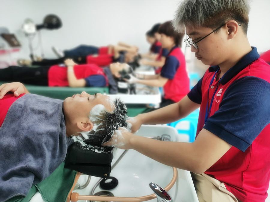 護(hù)發(fā)素洗不干凈的危害，南寧美發(fā)師職業(yè)學(xué)校