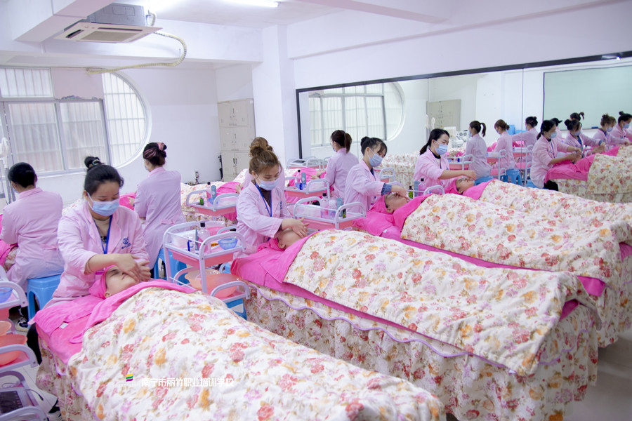 秋冬季節(jié)抗老的重要性，廣西美容護膚抗老培訓