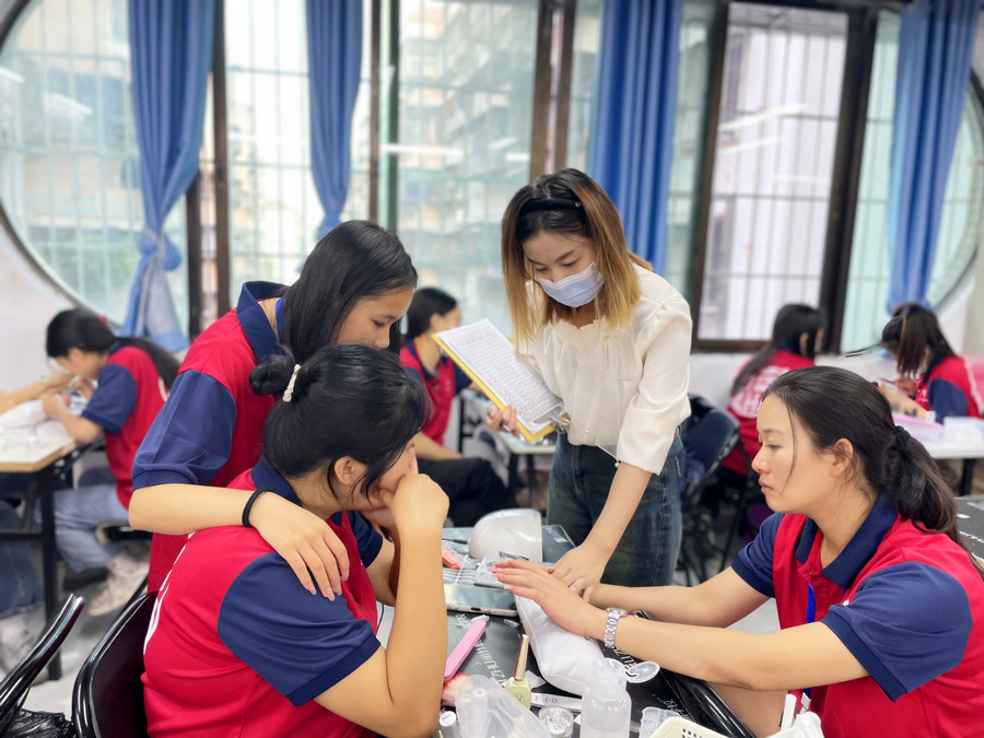 美甲涂指甲油的方法，廣西美甲基礎(chǔ)培訓(xùn)