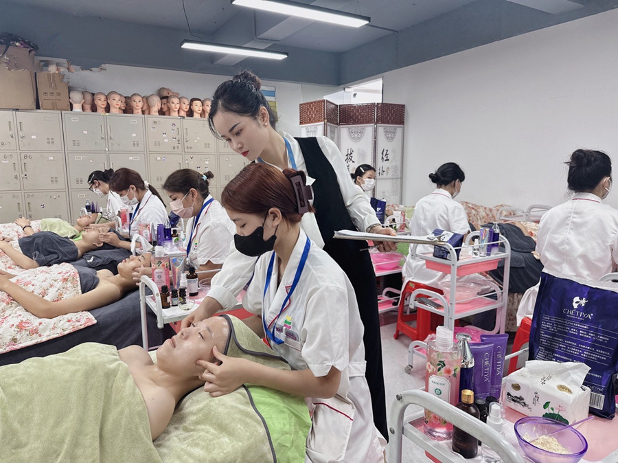 改善面部細紋的手法？南寧皮膚管理培訓(xùn)