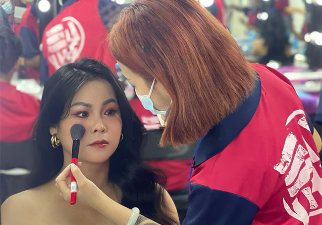 披發(fā)造型新娘，零基礎化妝造型