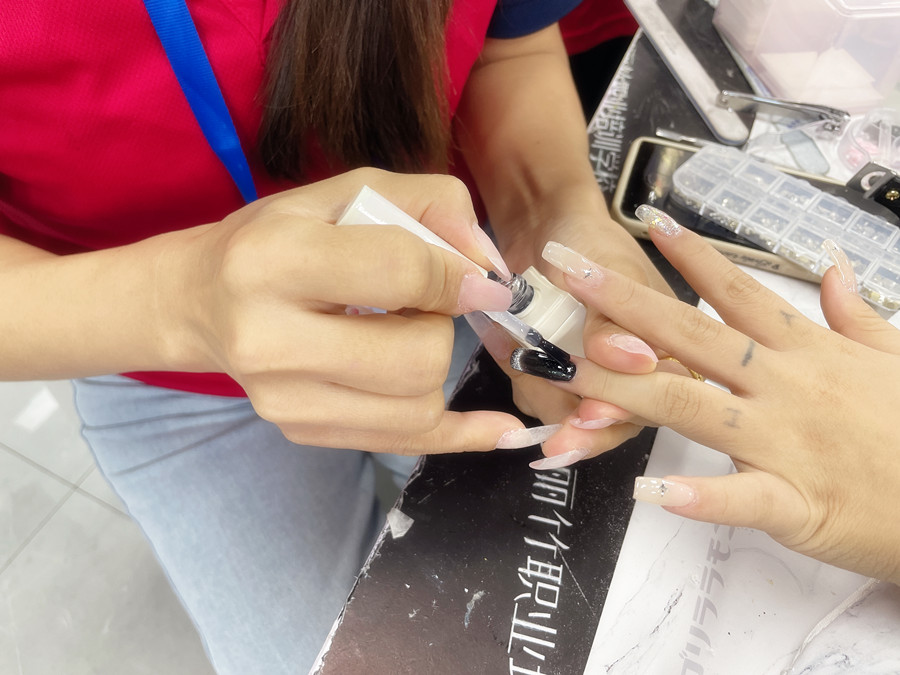 廣西美甲進(jìn)修：冬天做美甲的注意事項