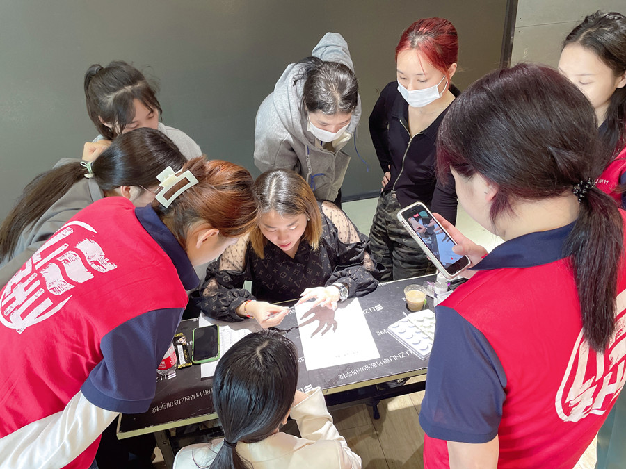 麗竹年終美睫進(jìn)修專場，老師手把手教學(xué)