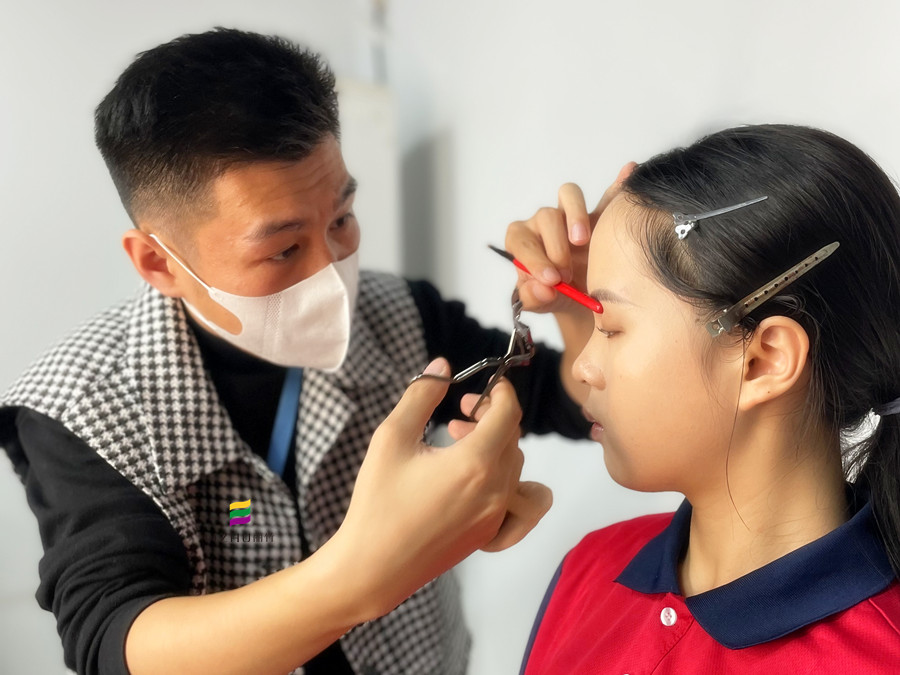 如何用睫毛夾？化妝工具介紹