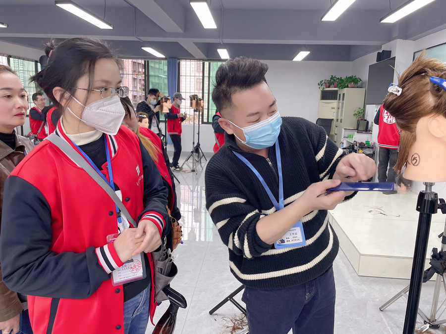 常見的長發(fā)發(fā)尾修剪方式，廣西女士剪發(fā)教學