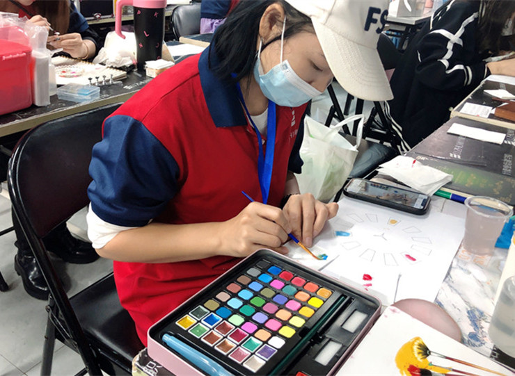 廣西美甲學習：美甲色彩搭配方法