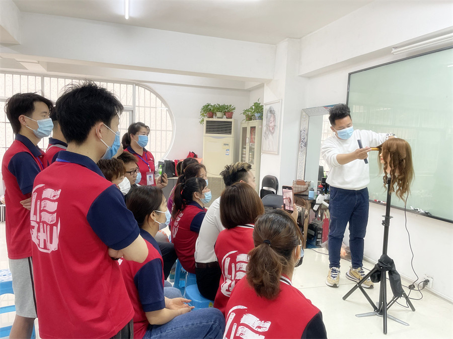 電卷棒怎么用？南寧學(xué)美發(fā)工具有哪些？