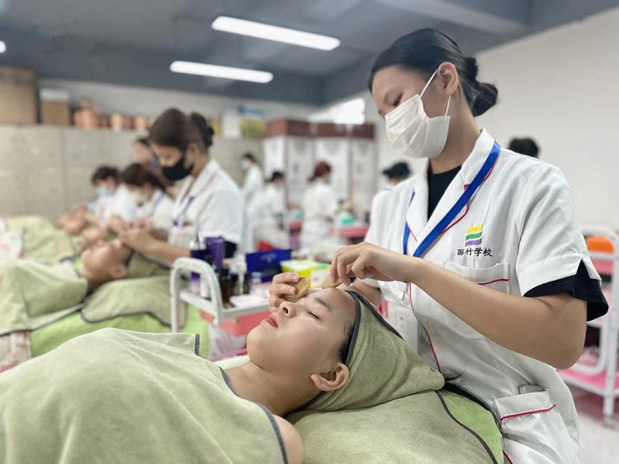 面部刮（sha）痧的教程，?廣西美容皮膚管理學(xué)校學(xué)習(xí)