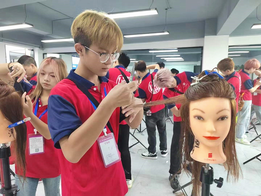 發(fā)片打薄的方法，廣西剪發(fā)基礎(chǔ)教學(xué)詳解