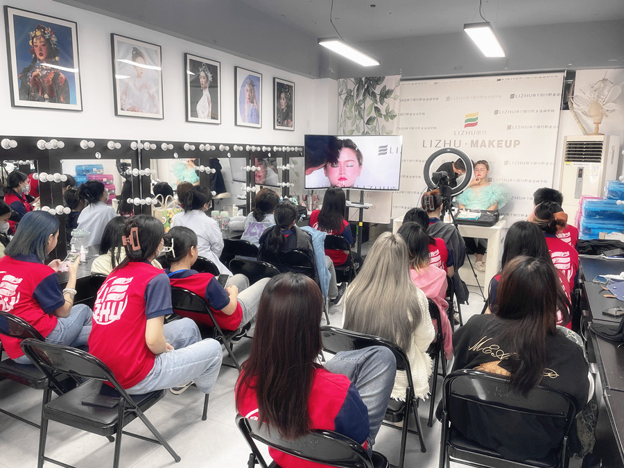 花樣新娘的化妝要點，南寧新娘跟妝培訓