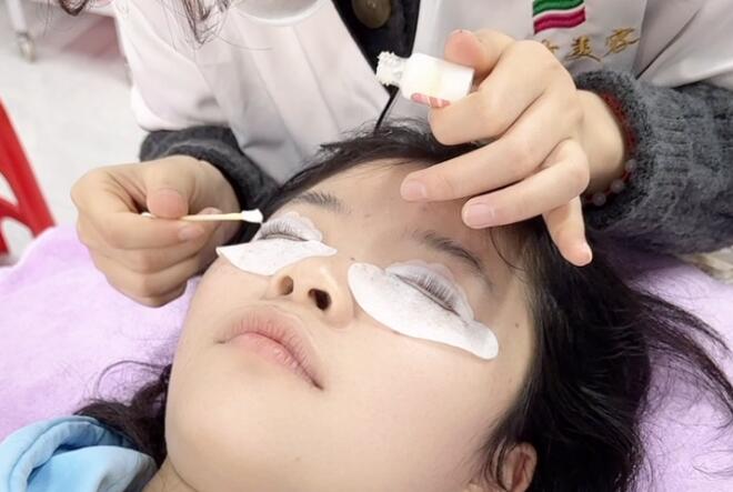 為什么建議你敷眼膜貼？?南寧美容院專業(yè)手法