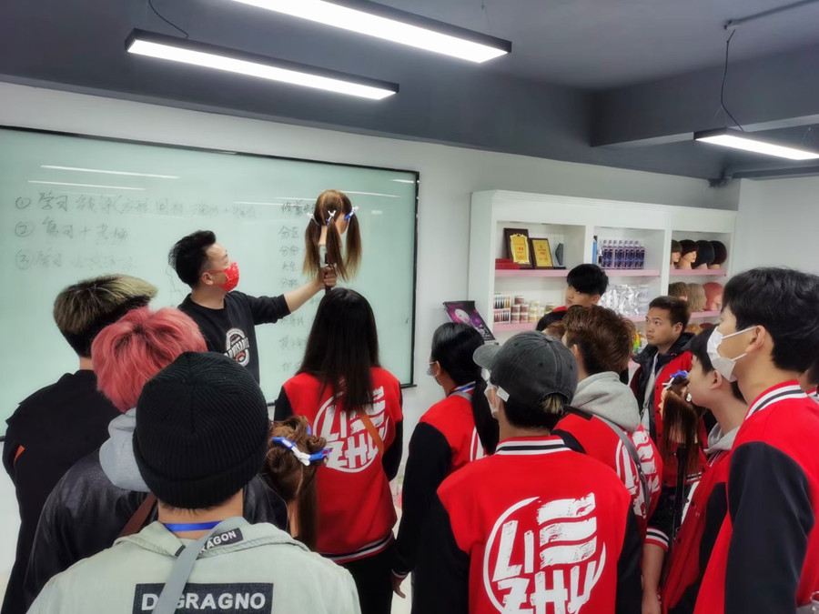 剪女發(fā)的技巧，廣西剪發(fā)理發(fā)學校課堂