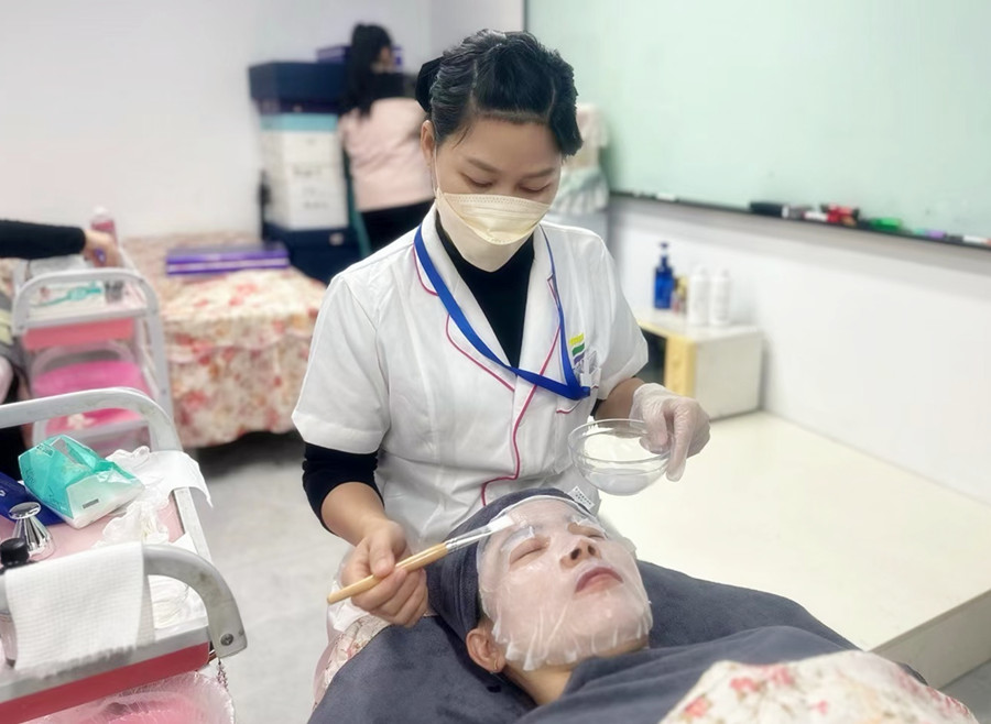 日?；A(chǔ)面部護理手法，廣西皮膚管理培訓(xùn)