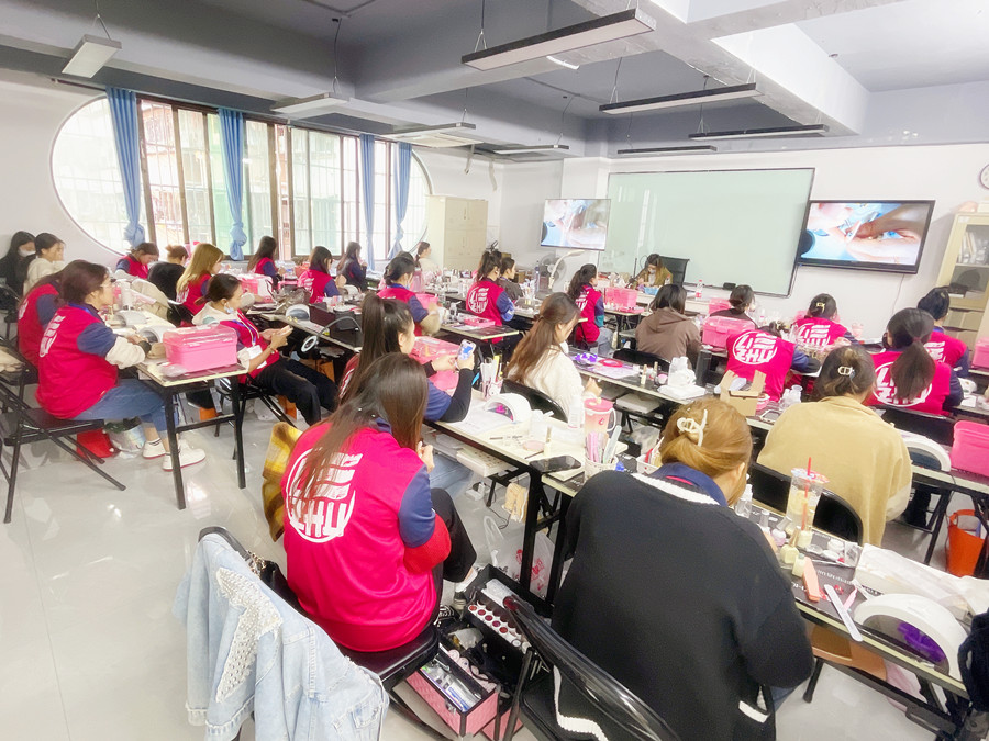 招財貓美甲教程解析，廣西美甲學(xué)徒