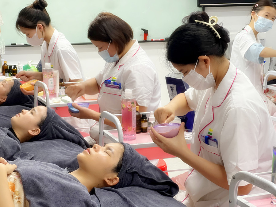 軟膜與貼片面膜的特點(diǎn)，南寧美容培訓(xùn)課程