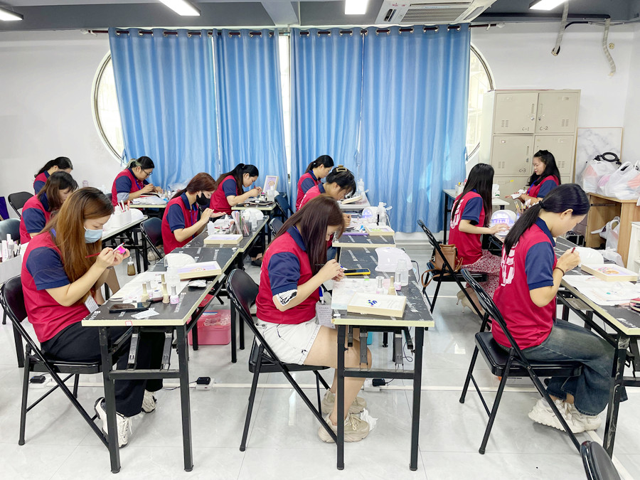 廣西美甲學校推薦：零基礎(chǔ)美甲怎么學？