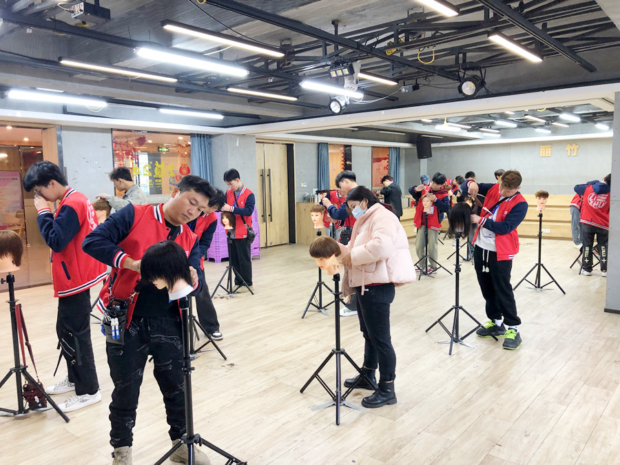 修剪碎發(fā)的技巧，廣西美發(fā)理發(fā)技術(shù)學校教學