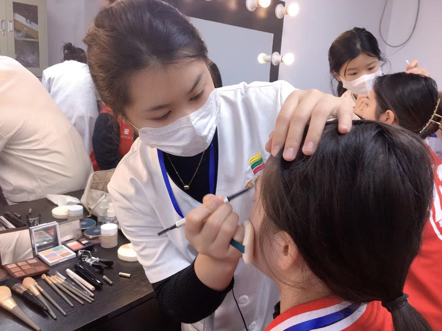 美容師應該怎么化妝？南寧美容職業(yè)學校實踐教學