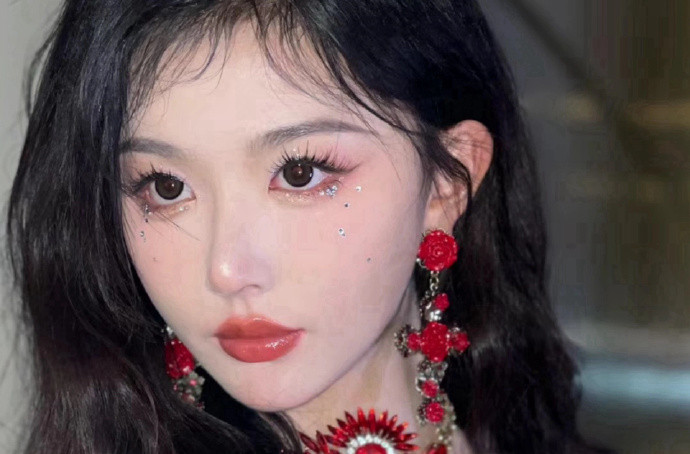 孔雪兒演唱會(huì)碎鉆仿妝，廣西美妝學(xué)習(xí)