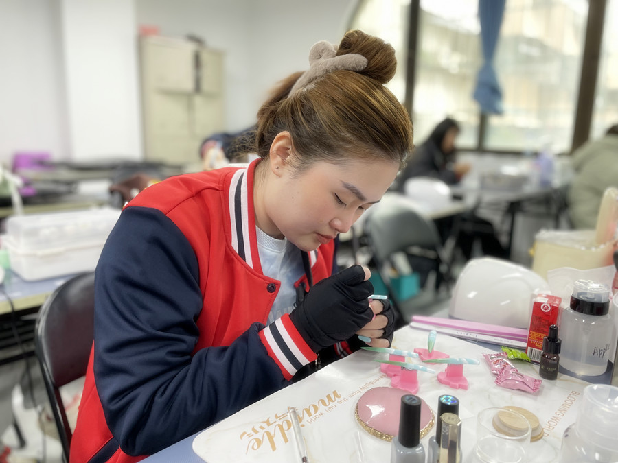 廣西學(xué)美甲護(hù)理：白色美甲變黃怎么辦？