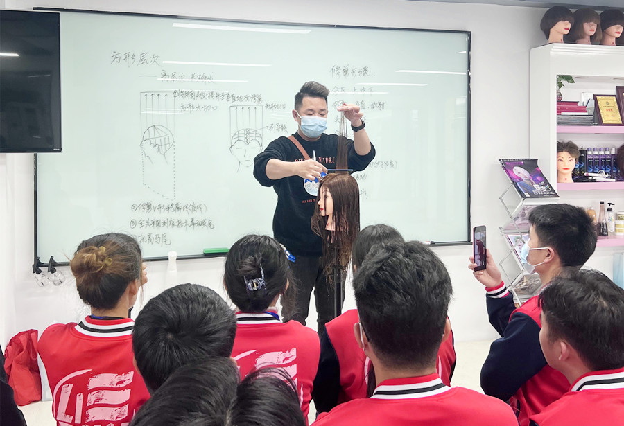 高馬尾的修剪技巧，南寧學女士剪發(fā)