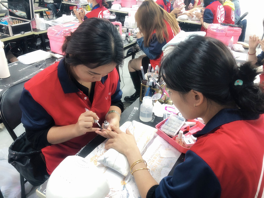 美甲延長(zhǎng)甲的正確卸法，廣西美甲店常用方法