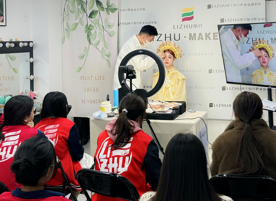 簪花寫(xiě)真妝容特點(diǎn)，南寧化妝寫(xiě)真培訓(xùn)學(xué)校總結(jié)