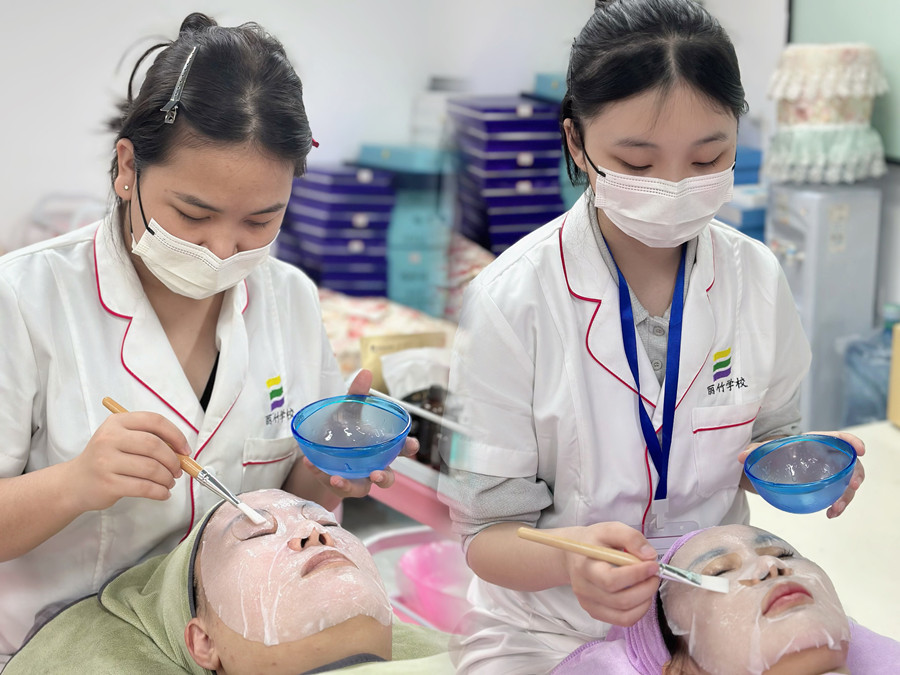 日常面部補(bǔ)水流程，南寧皮膚管理實(shí)訓(xùn)