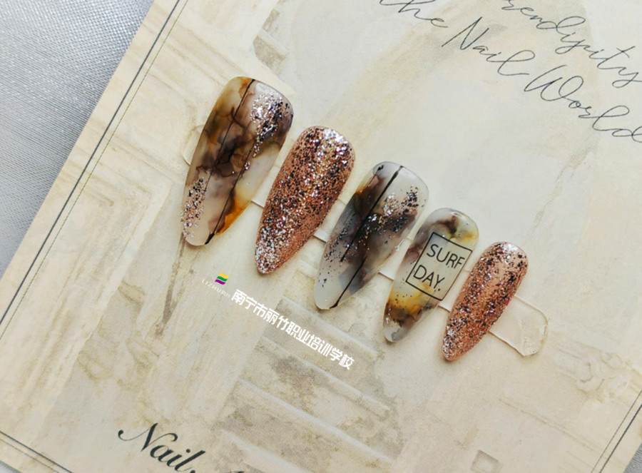 潑墨暈染美甲，廣西南寧美甲職業(yè)技術(shù)學(xué)校作品