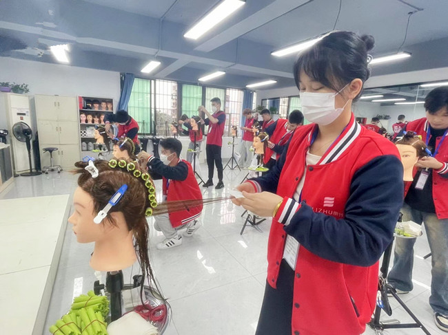 國際標(biāo)準(zhǔn)卷杠考核，南寧燙染剪技術(shù)進(jìn)修班課堂