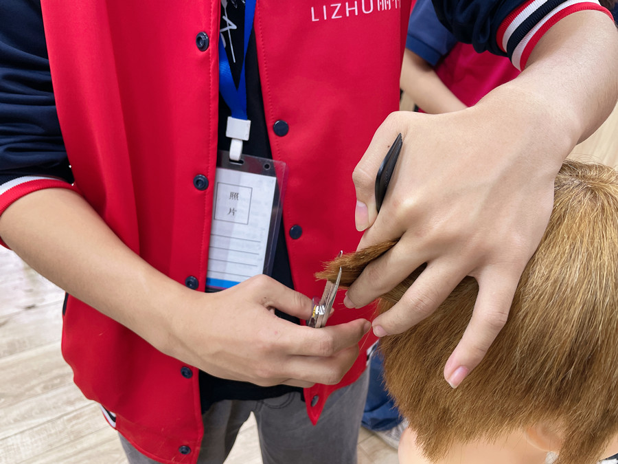 如何準確定位側面頭發(fā)的落點？廣西學剪發(fā)