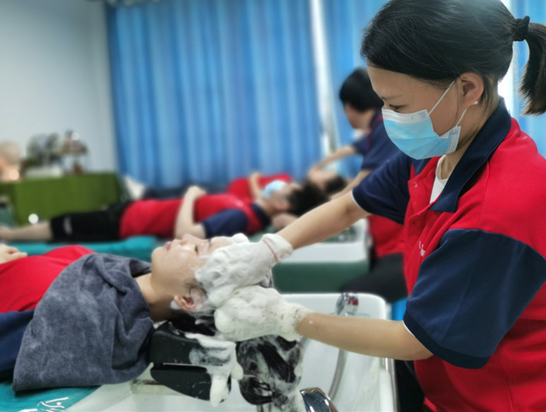 洗頭打泡沫的作用，南寧專業(yè)洗護(hù)教