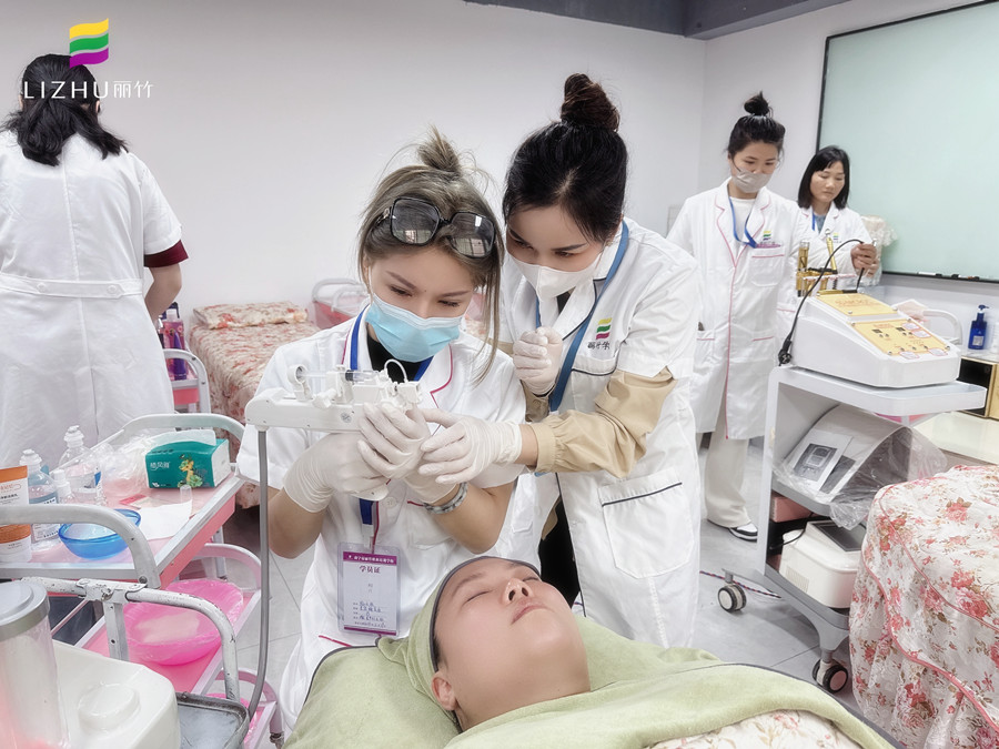 學(xué)美容儀器的基礎(chǔ)，南寧美容學(xué)校一對(duì)一教學(xué)