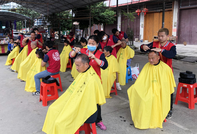 廣西美發(fā)志愿者服務(wù)隊深入城鎮(zhèn)進(jìn)行義剪