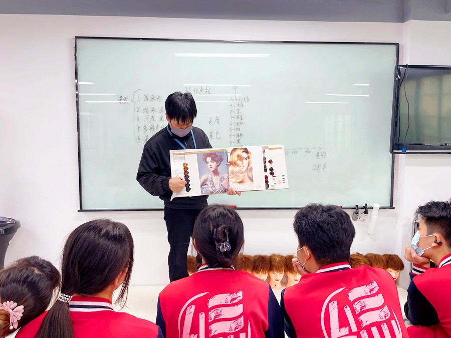 認(rèn)識(shí)染發(fā)系統(tǒng)和色板，南寧學(xué)染發(fā)基礎(chǔ)