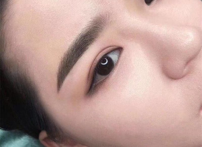 絲霧眉的特點(diǎn)，廣西眉眼唇技術(shù)學(xué)校教學(xué)