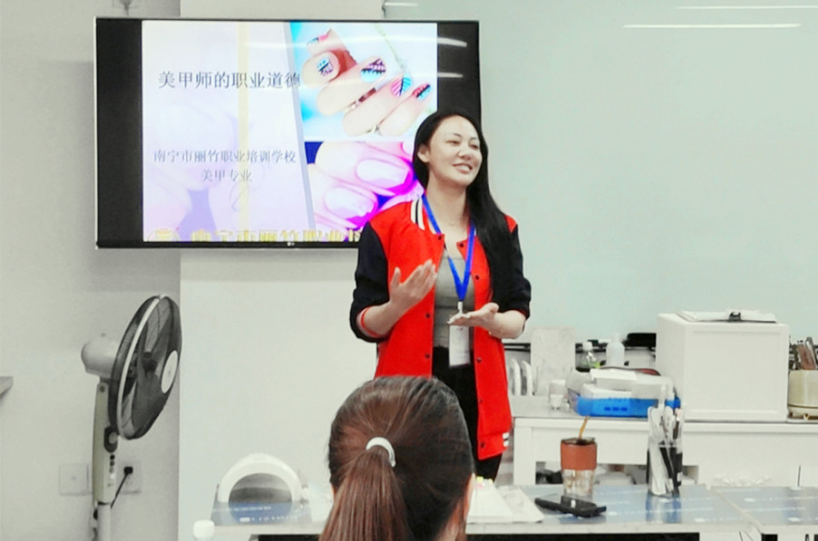 你好！歡迎來到南寧美甲培訓(xùn)學(xué)校