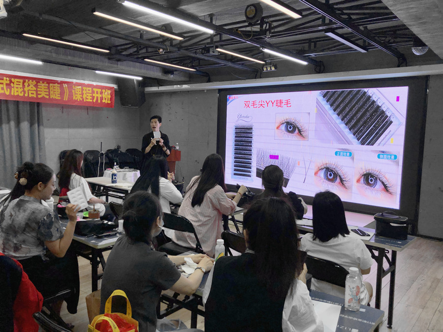 南寧美甲美睫培訓(xùn)學(xué)?！痘ㄊ交齑蠲澜蕖氛n程開班