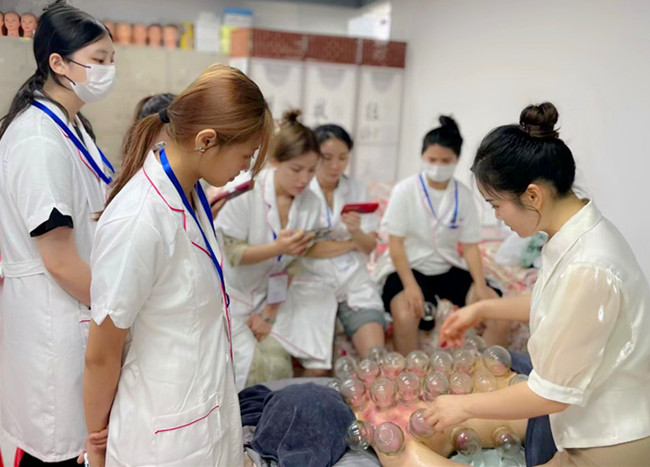 拔罐的操作流程，南寧美容美體課堂手法示范